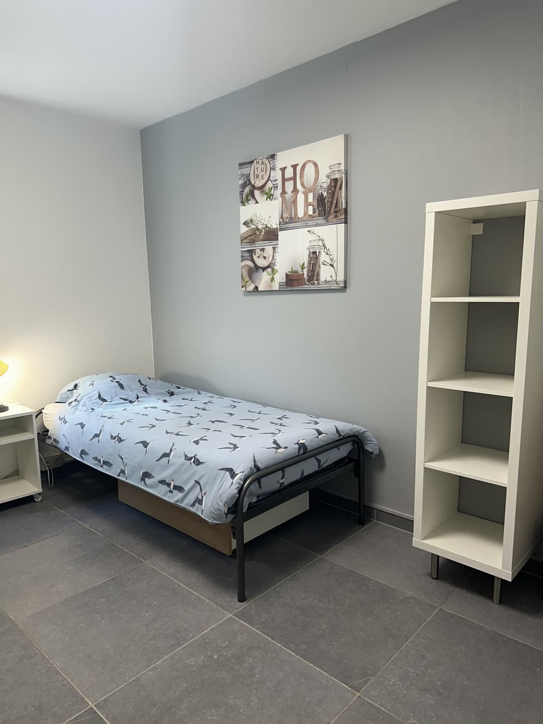 Chambre meublée à la MDE, lit fait